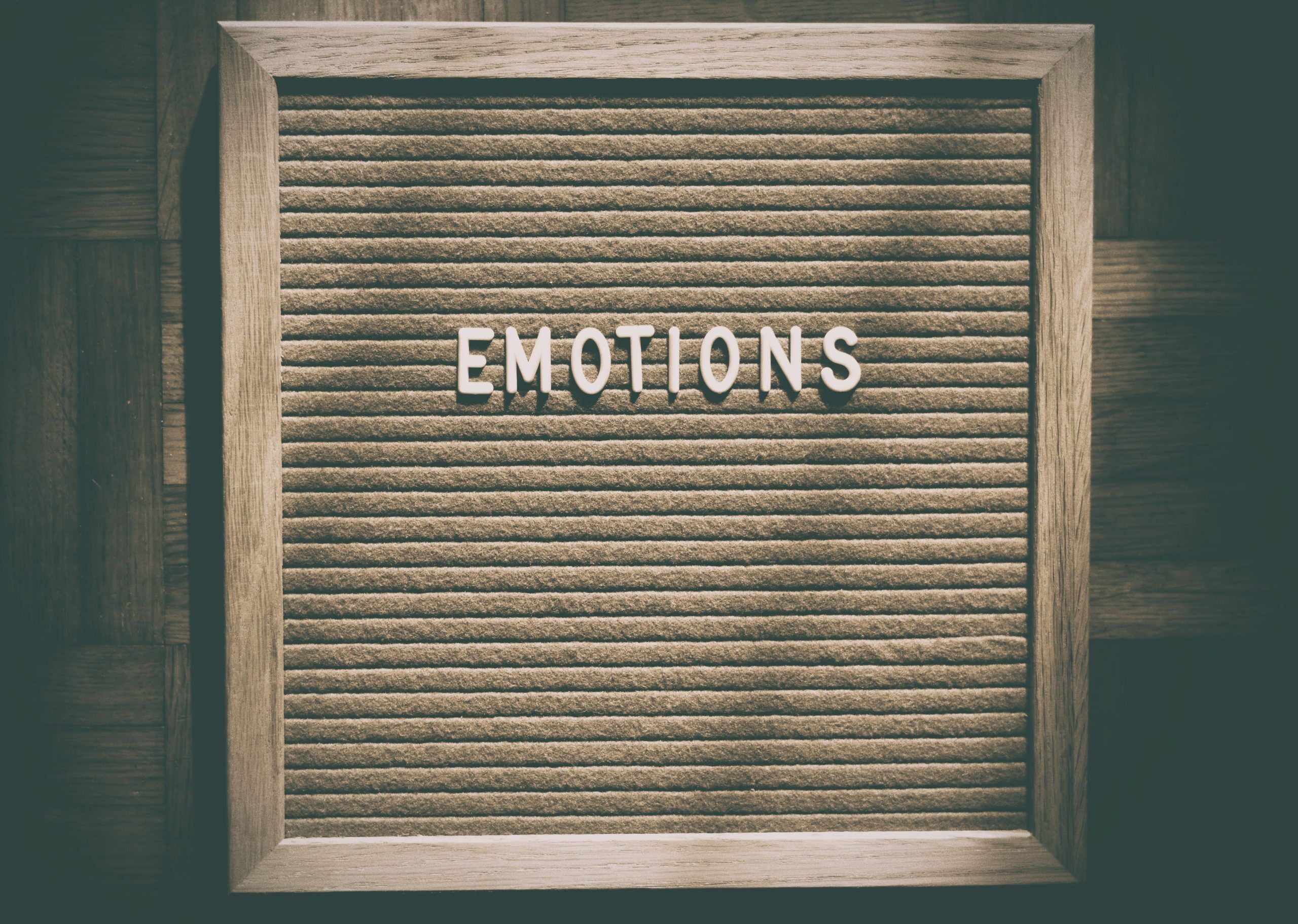 Une personne pratiquant la maîtrise de soi tout en gérant calmement une situation stressante. L'intelligence émotionnelle favorise la gestion constructive des émotions, même dans des moments tendus.