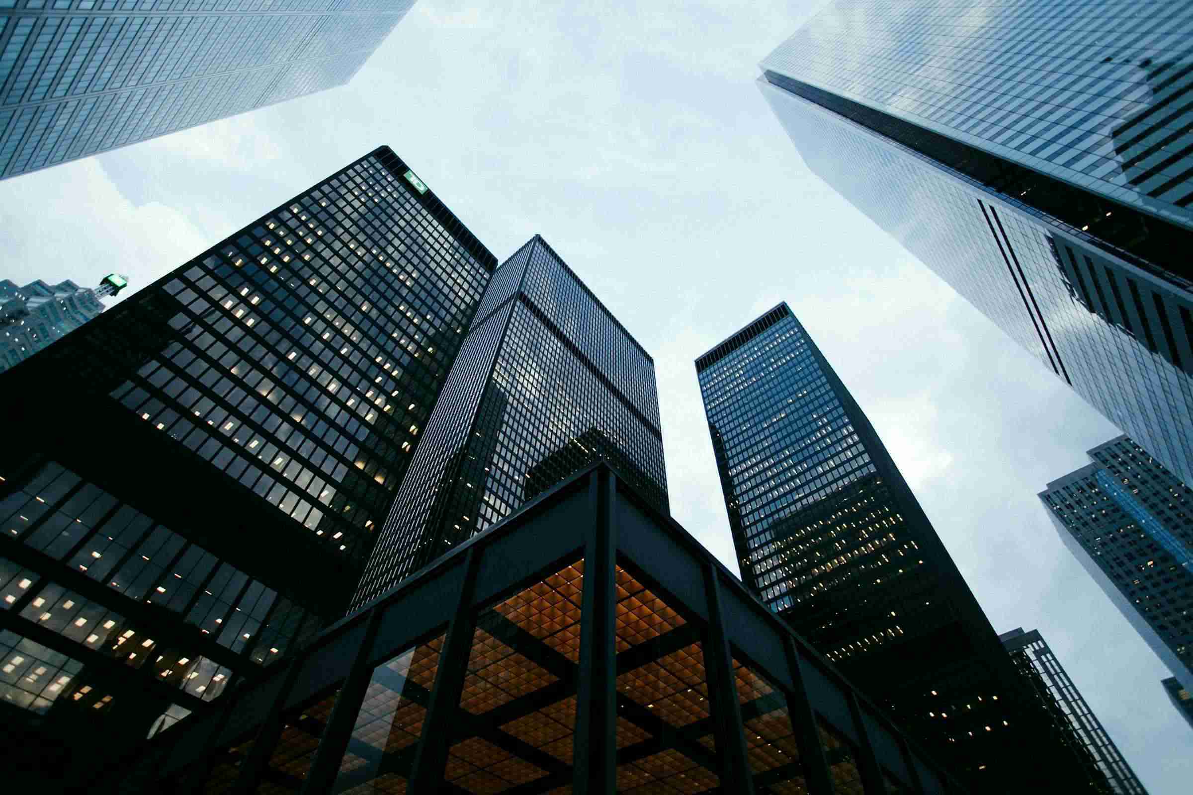 Cet article explore dix stratégies de croissance et de développement commercial cruciales pour propulser votre entreprise vers de nouveaux sommets en 2024.