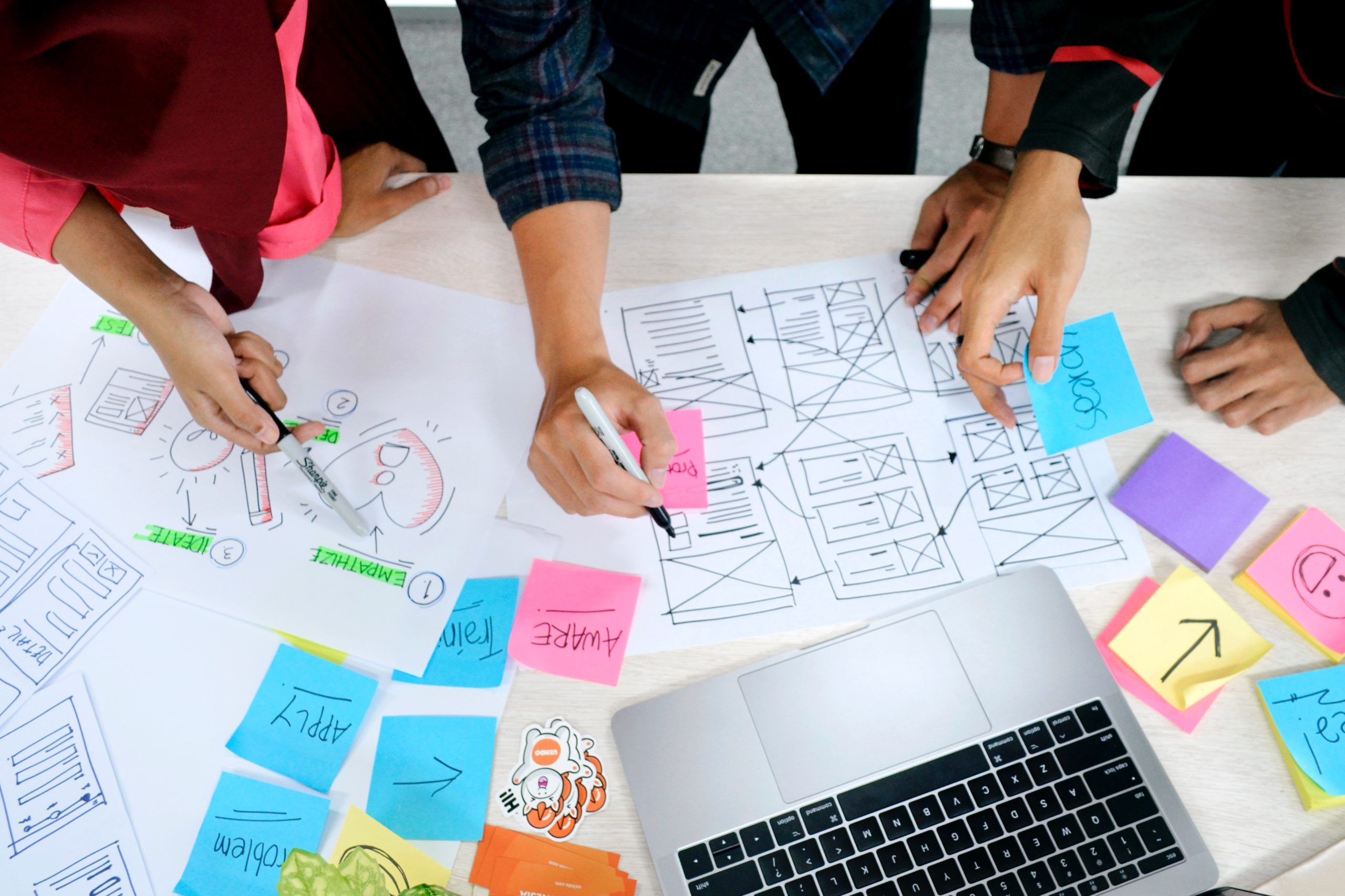Innovation Créative : Découvrez les avantages de la formation en design thinking pour développer des compétences en résolution de problèmes créative et favoriser l'innovation dans vos projets.