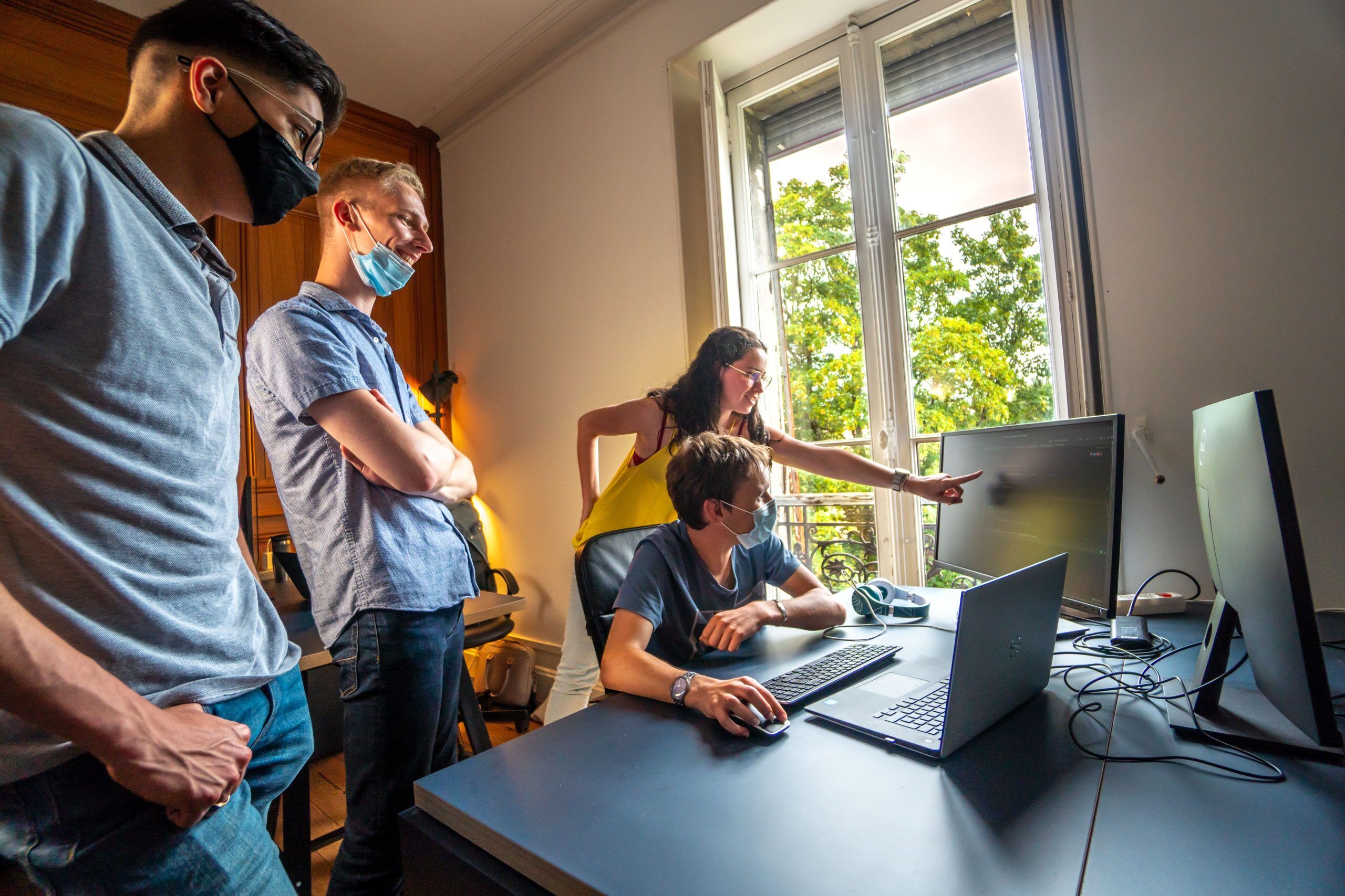 Une équipe de professionnels motivés travaillant ensemble pour gérer un projet avec succès. La collaboration et la coordination sont au cœur de la gestion de projet efficace.