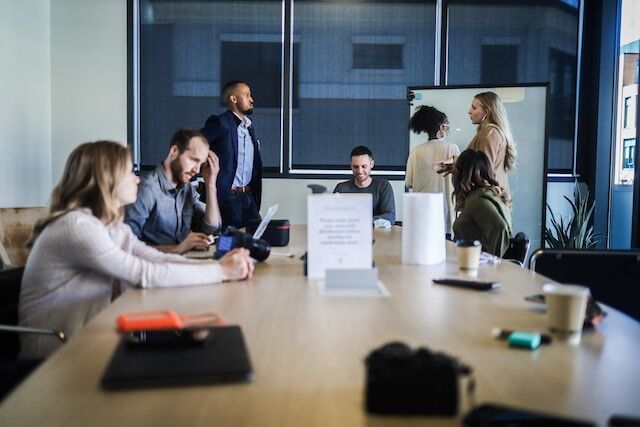 La certification Scrum Master, est devenue de plus en plus populaire ces dernières années en raison de sa capacité à améliorer la communication, la collaboration et la flexibilité dans le développement de logiciels.