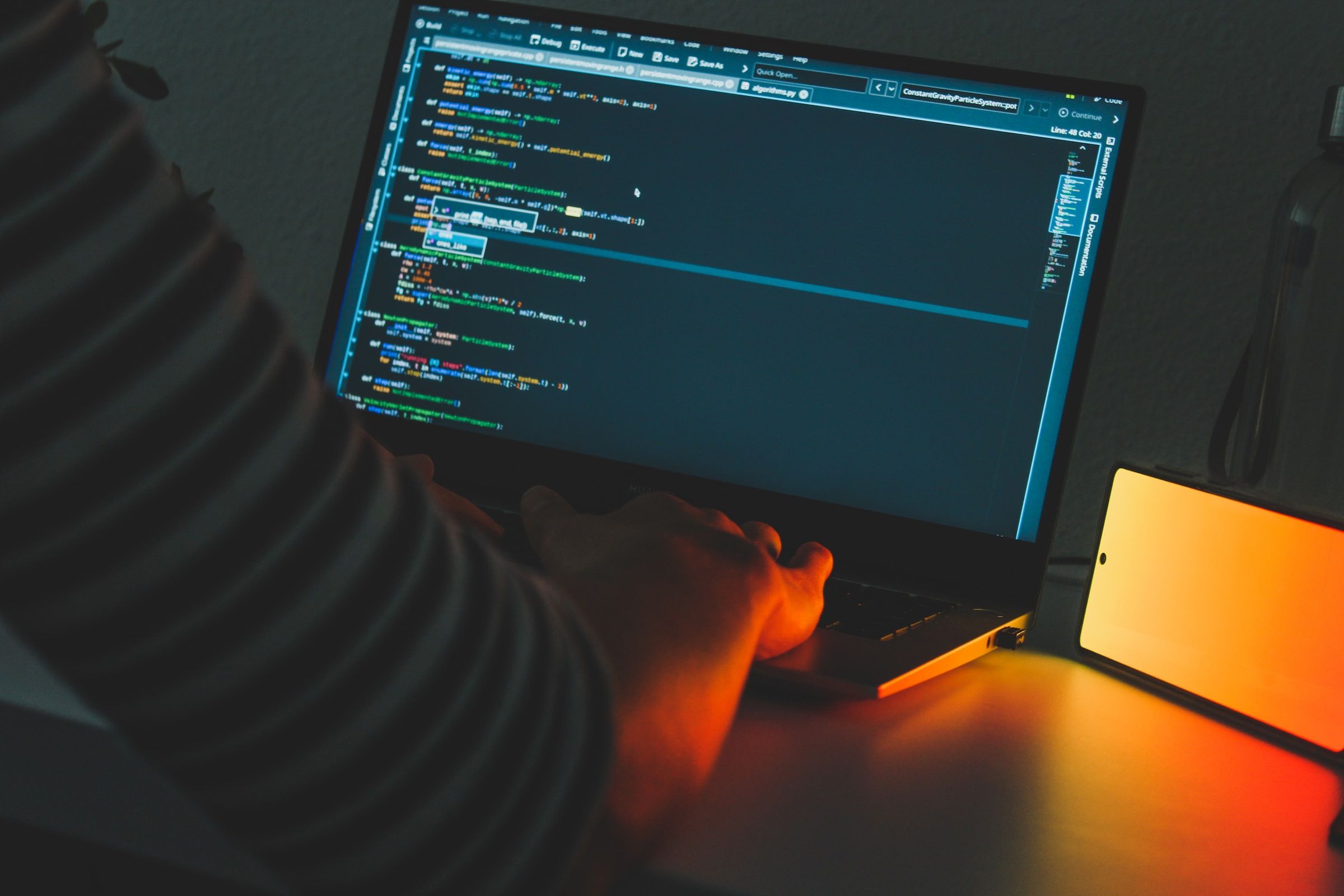 Un analyste en cybersécurité doit avoir une connaissance approfondie des différentes menaces qui pèsent sur les systèmes informatiques