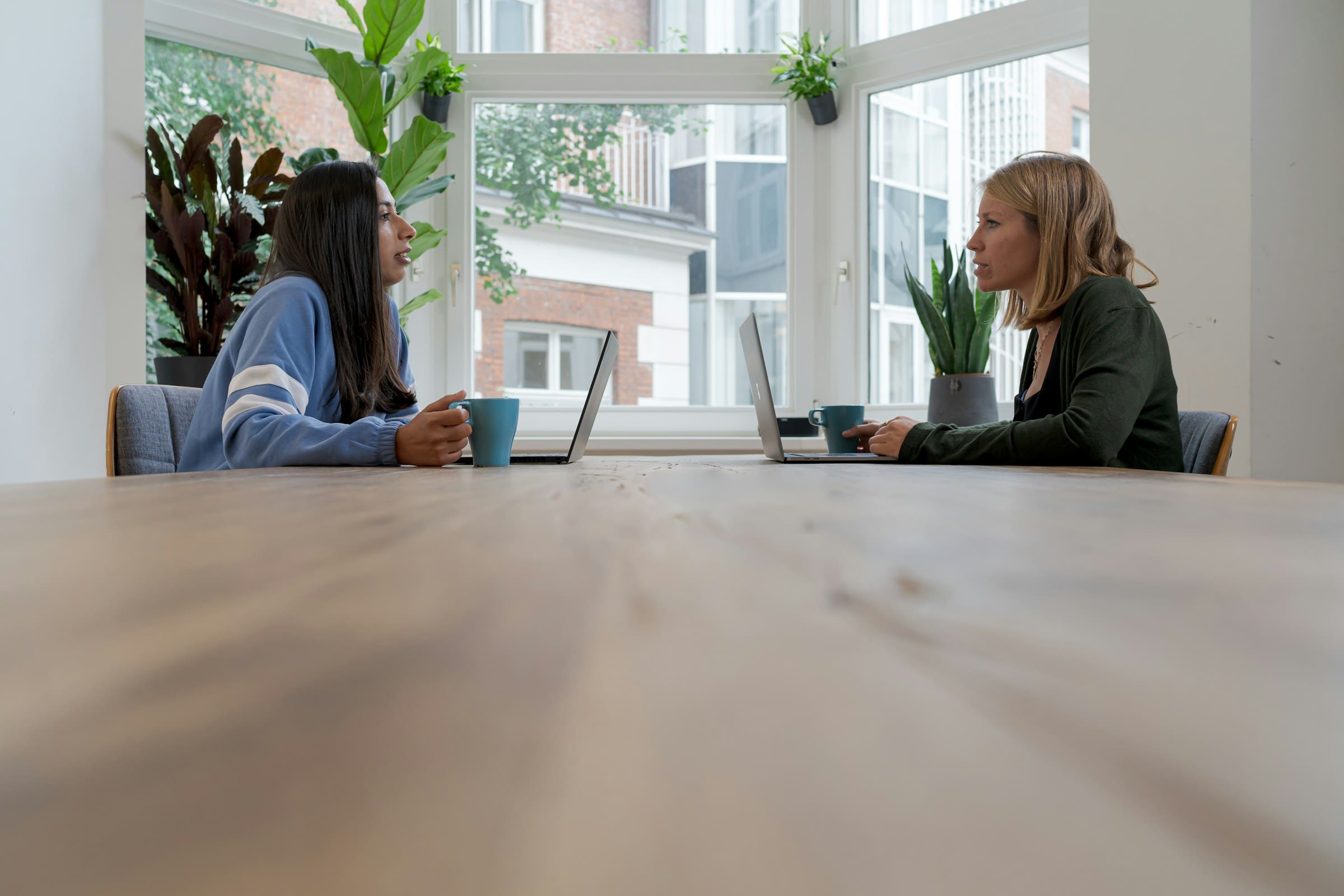 Dans un monde professionnel où l'agilité et la flexibilité sont devenues des compétences clés, le rôle de Scrum Master se présente comme une carrière prometteuse et enrichissante. Mais Comment devenir Scrum Master ?